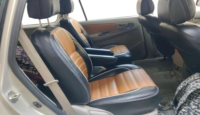 2014 Toyota Innova 2.5 GX 7 STR, Diesel, Manual, 1,15,493 km, interior