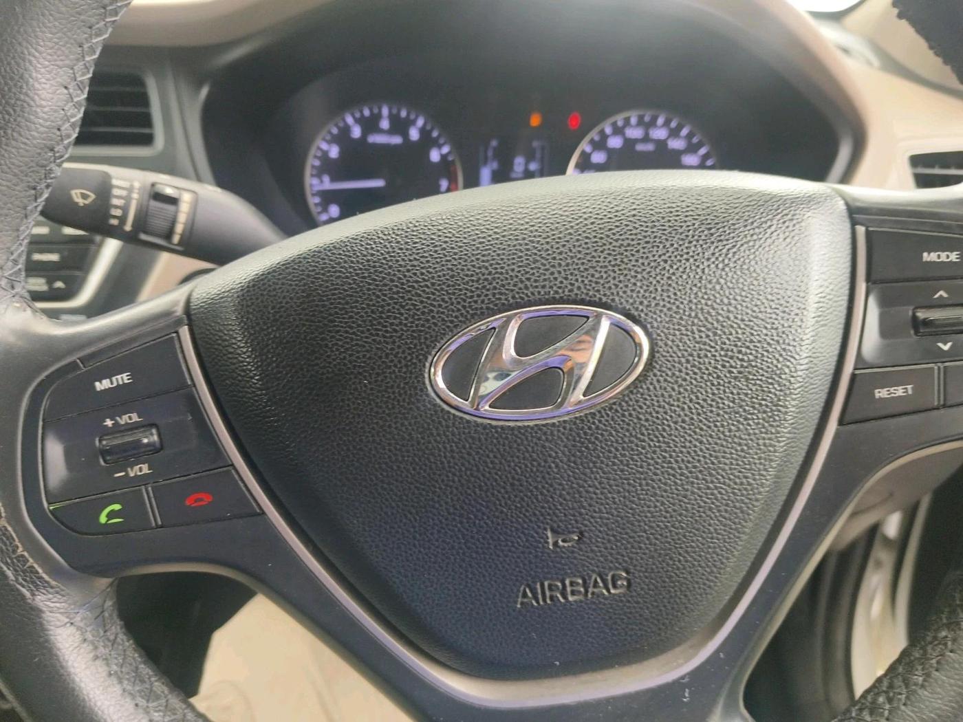 2015 Hyundai Elite i20 SPORTZ 1.2 (O), CNG, Manual, 1,10,567 km, interior