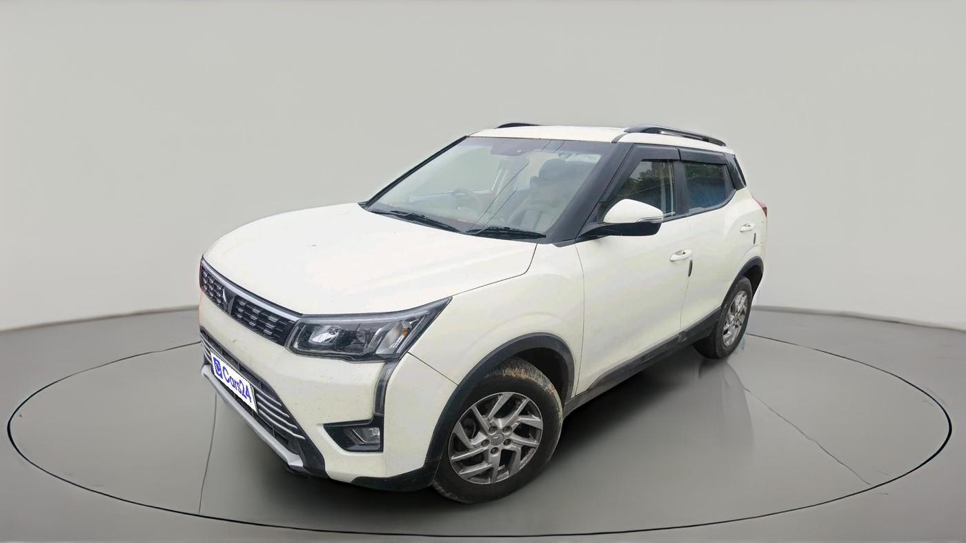 2023 Mahindra XUV300 W8 1.5 DIESEL, Diesel, Manual, 2,04,885 km, exterior