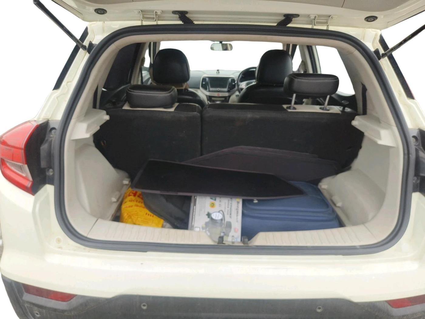 2023 Mahindra XUV300 W8 1.5 DIESEL, Diesel, Manual, 2,04,885 km, exterior