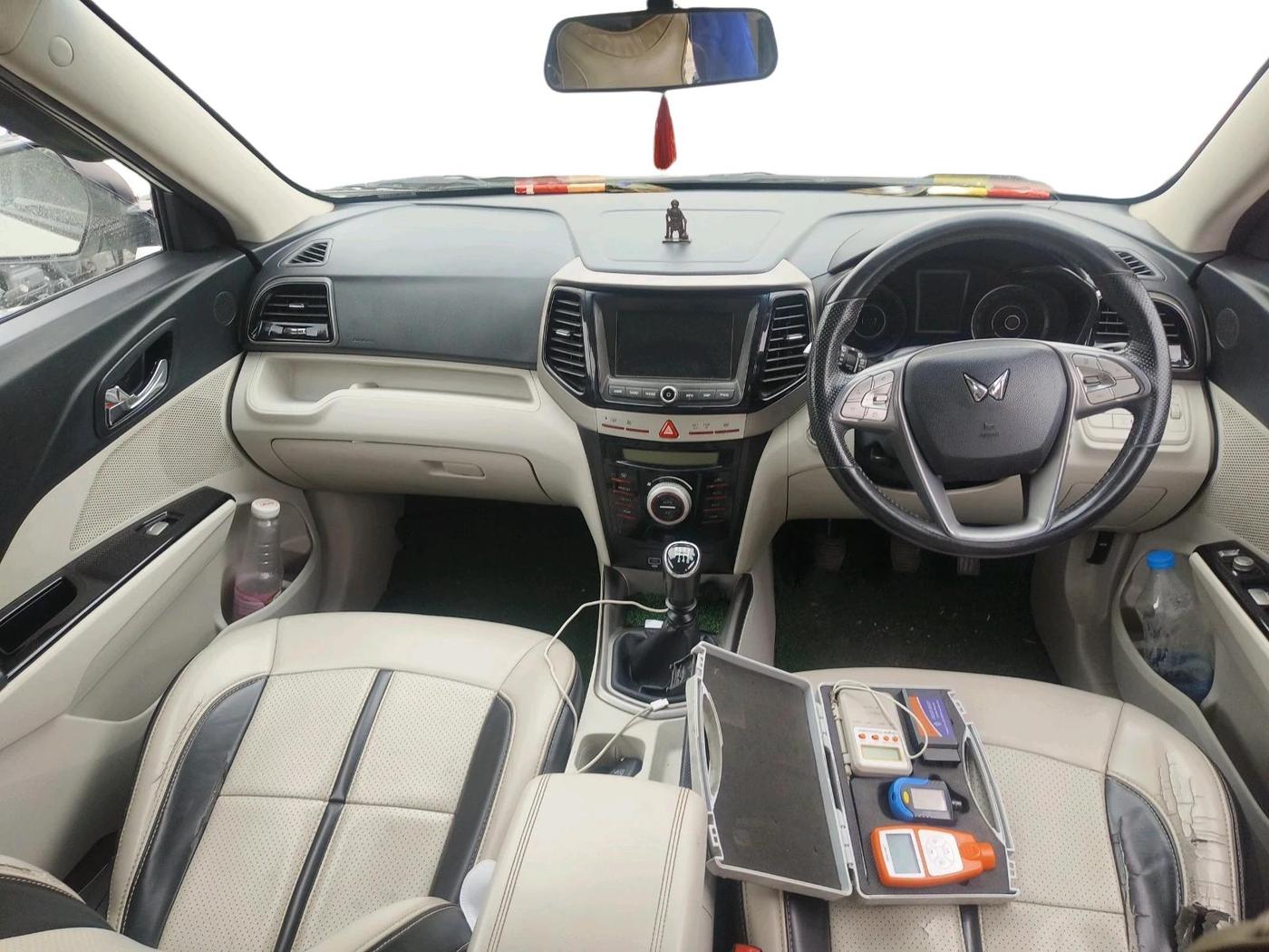 2023 Mahindra XUV300 W8 1.5 DIESEL, Diesel, Manual, 2,04,885 km, interior