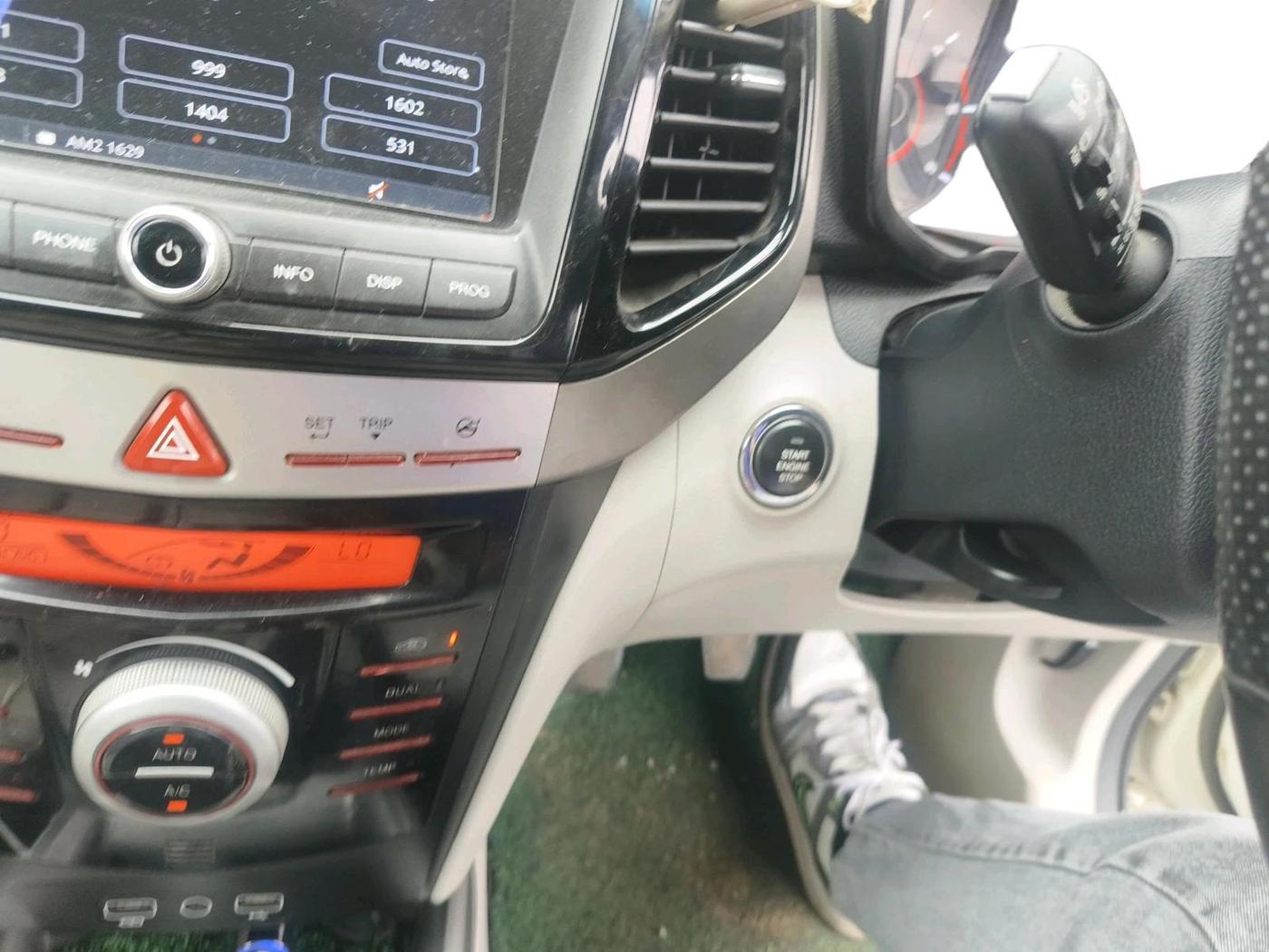 2023 Mahindra XUV300 W8 1.5 DIESEL, Diesel, Manual, 2,04,885 km, interior