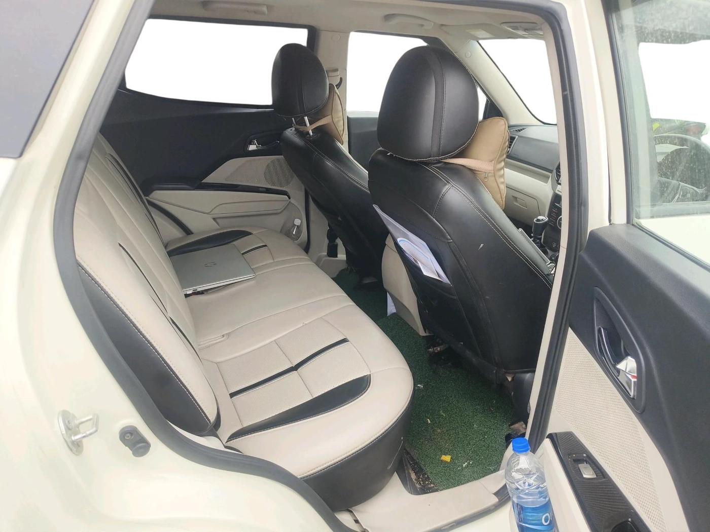 2023 Mahindra XUV300 W8 1.5 DIESEL, Diesel, Manual, 2,04,885 km, interior