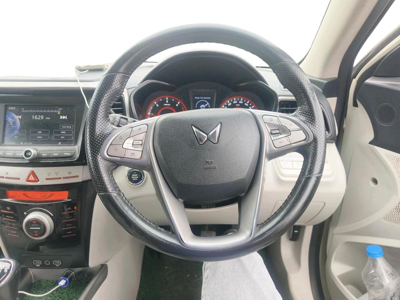 2023 Mahindra XUV300 W8 1.5 DIESEL, Diesel, Manual, 2,04,885 km, interior