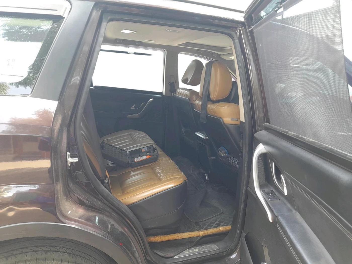 2018 Mahindra XUV500 W11 AT, Diesel, Automatic, 1,30,593 km, interior