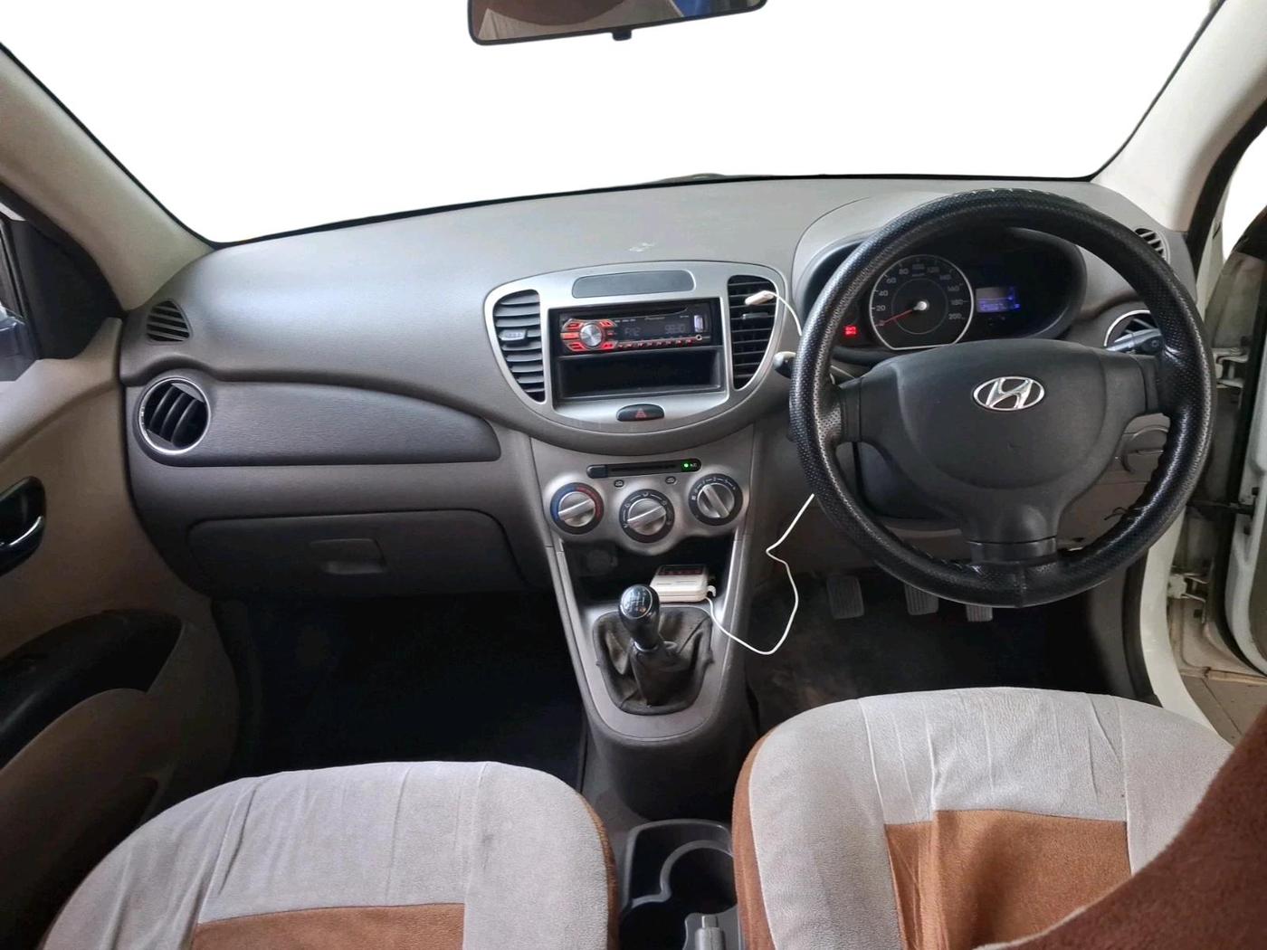 2013 Hyundai i10 MAGNA 1.2, Petrol, Manual, 1,29,867 km, interior