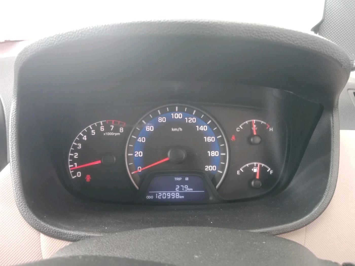 2015 Hyundai Xcent S (O) 1.2, Petrol, Manual, 1,20,998 km, interior