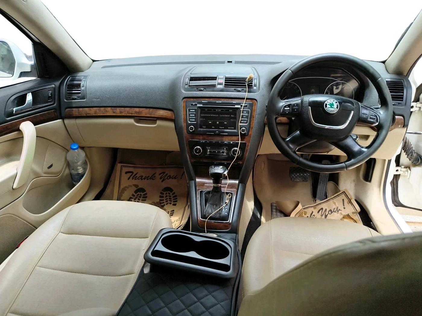 2012 Skoda Laura L&K 2.0 TDI AT, Diesel, Automatic, 1,81,191 km, interior