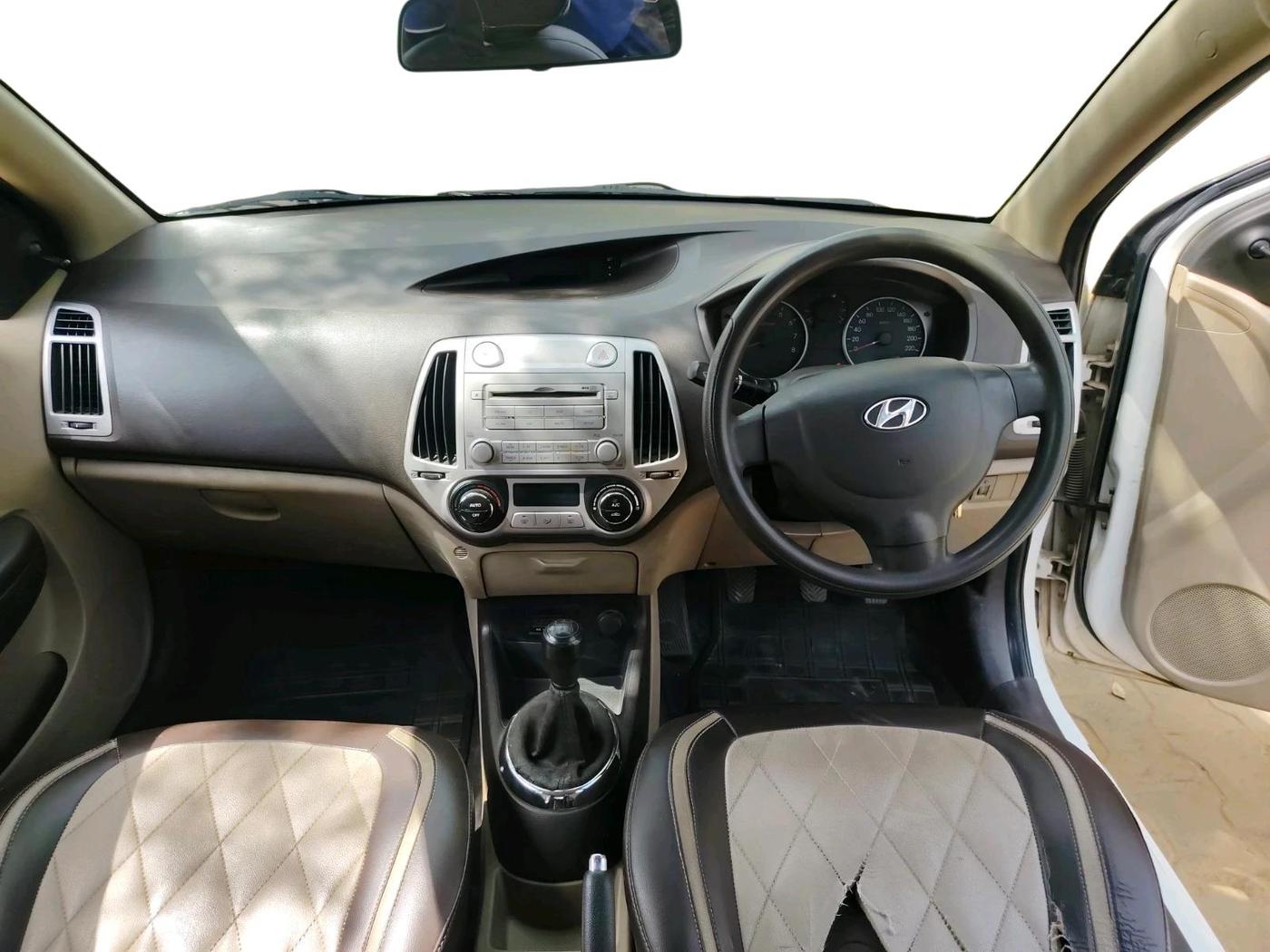 2012 Hyundai i20 MAGNA (O) 1.2, Petrol, Manual, 1,02,852 km, interior