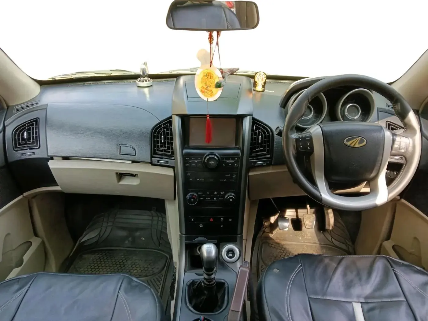 2015 Mahindra XUV500 W8, Diesel, Manual, 2,24,475 km, interior