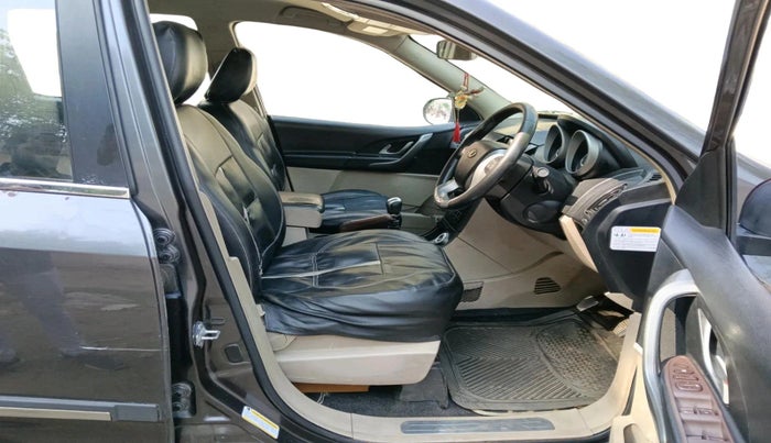2015 Mahindra XUV500 W8, Diesel, Manual, 2,24,475 km, interior
