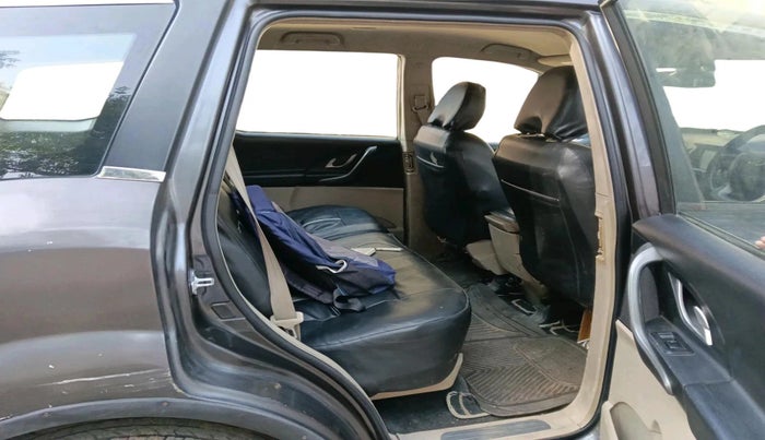 2015 Mahindra XUV500 W8, Diesel, Manual, 2,24,475 km, interior