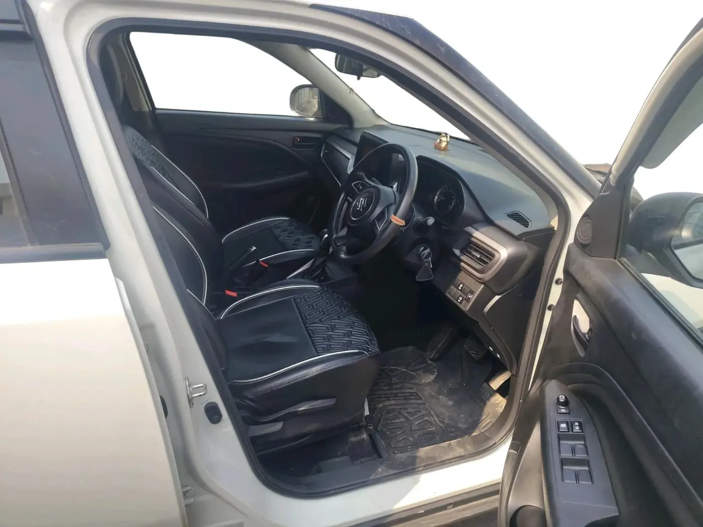 2024 Maruti BREZZA VXI AT SMART HYBRID, Petrol, Automatic, 15,675 km, interior