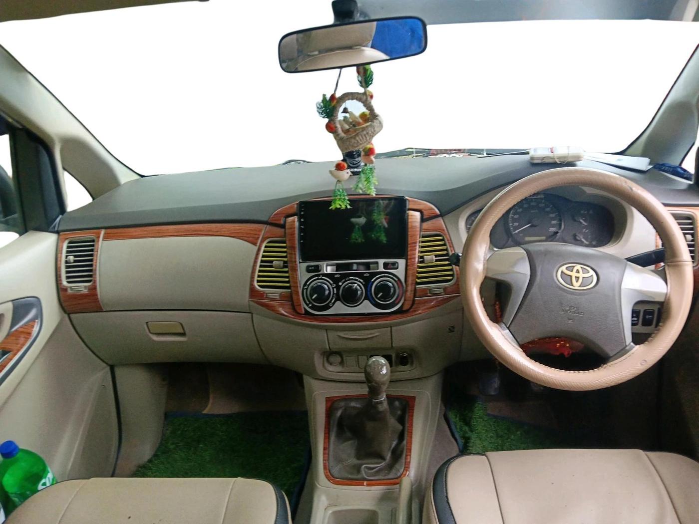 2013 Toyota Innova 2.5 GX 7 STR, Diesel, Manual, 70,866 km, interior