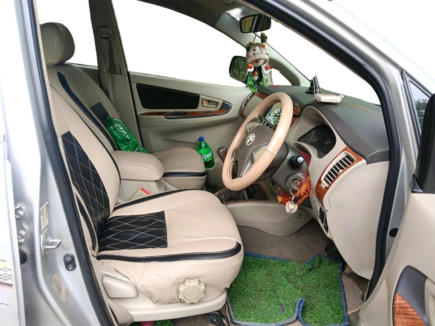 2013 Toyota Innova 2.5 GX 7 STR, Diesel, Manual, 70,866 km, interior
