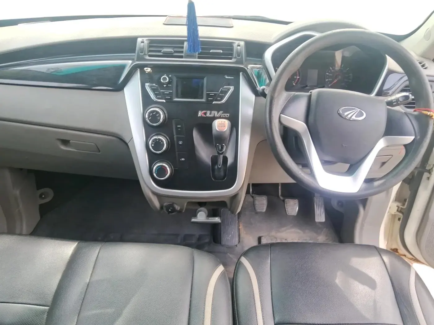 2016 Mahindra Kuv100 K6 D 6 STR, Diesel, Manual, 99,700 km, interior