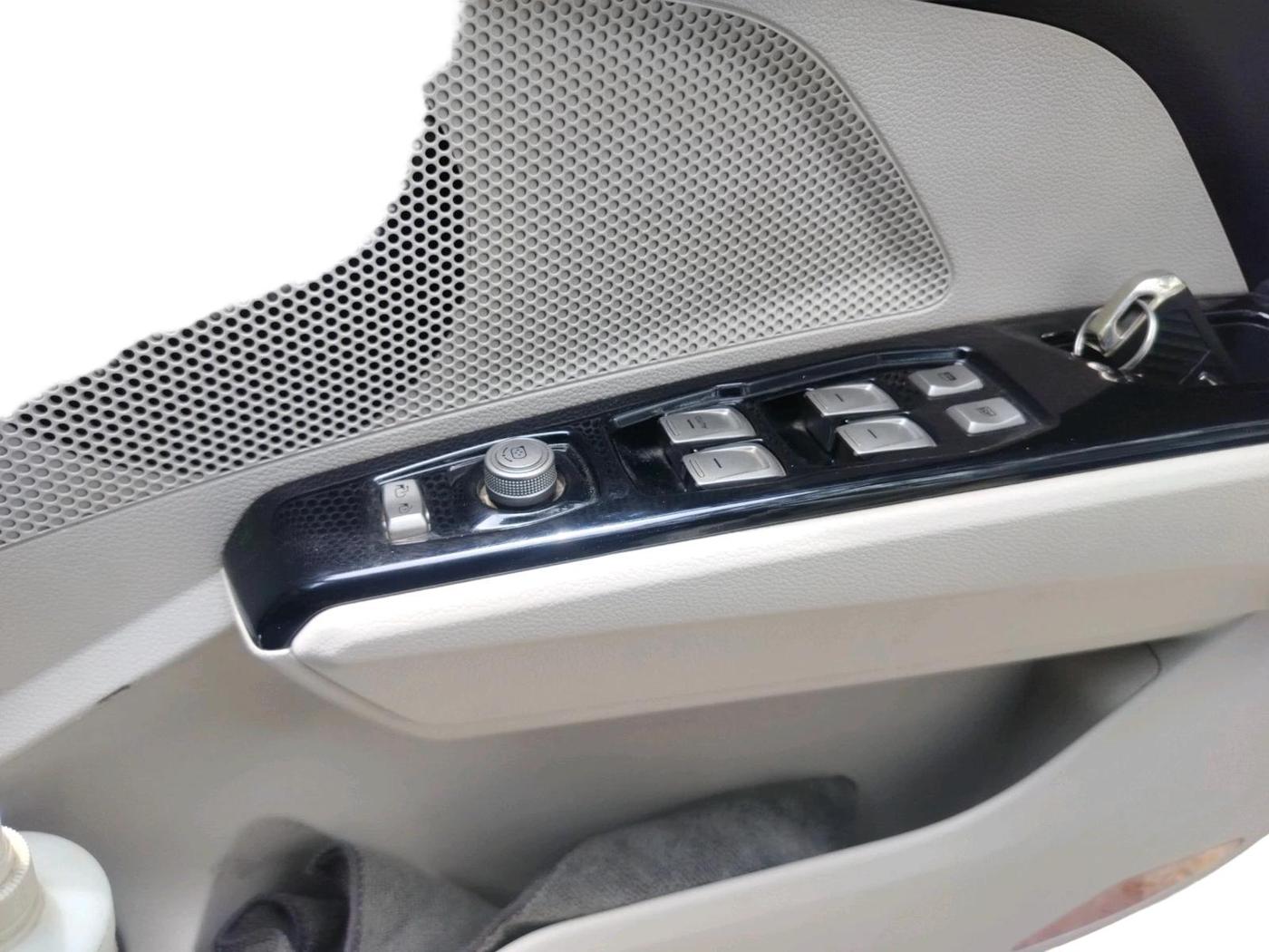 2023 Mahindra XUV300 W8 1.5 DIESEL, Diesel, Manual, 1,11,478 km, interior