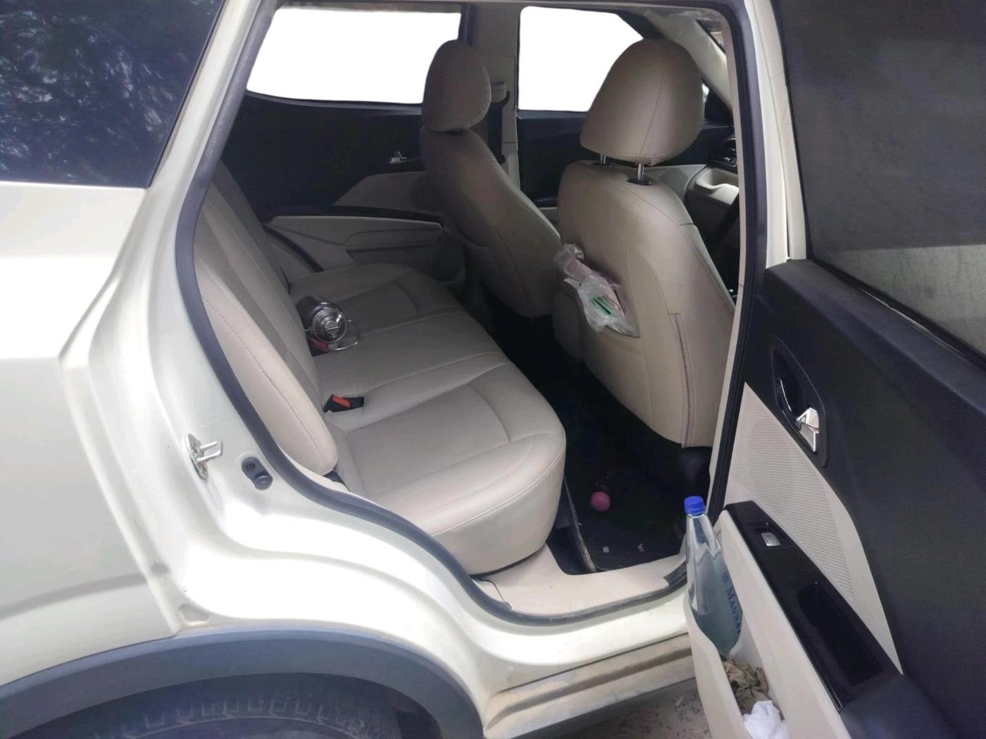 2023 Mahindra XUV300 W8 1.5 DIESEL, Diesel, Manual, 1,11,478 km, interior
