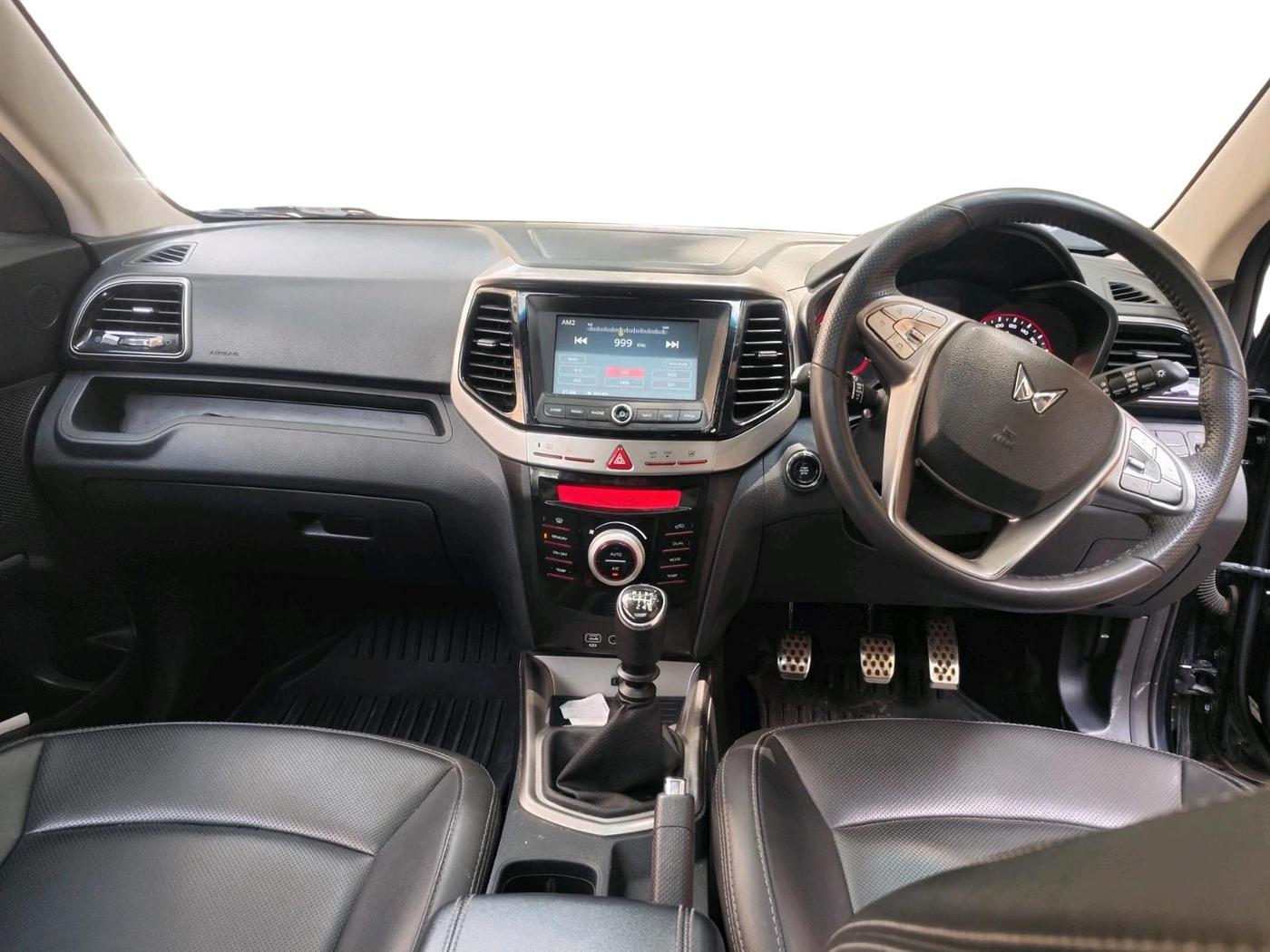 2022 Mahindra XUV300 W8 (O) 1.2 PETROL, Petrol, Manual, 70,975 km, interior