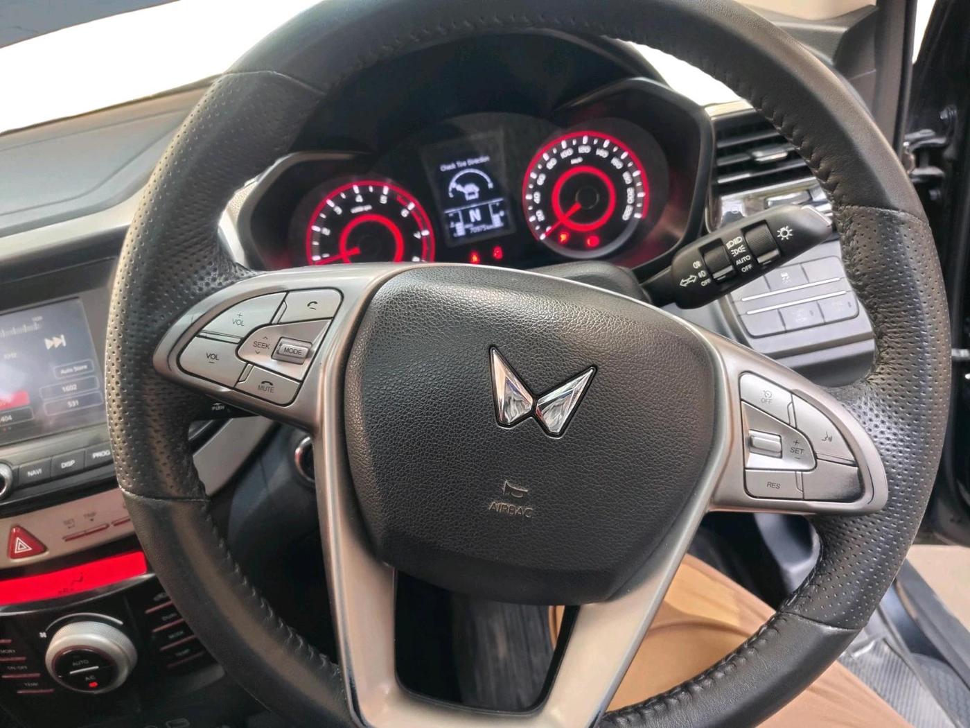 2022 Mahindra XUV300 W8 (O) 1.2 PETROL, Petrol, Manual, 70,975 km, interior