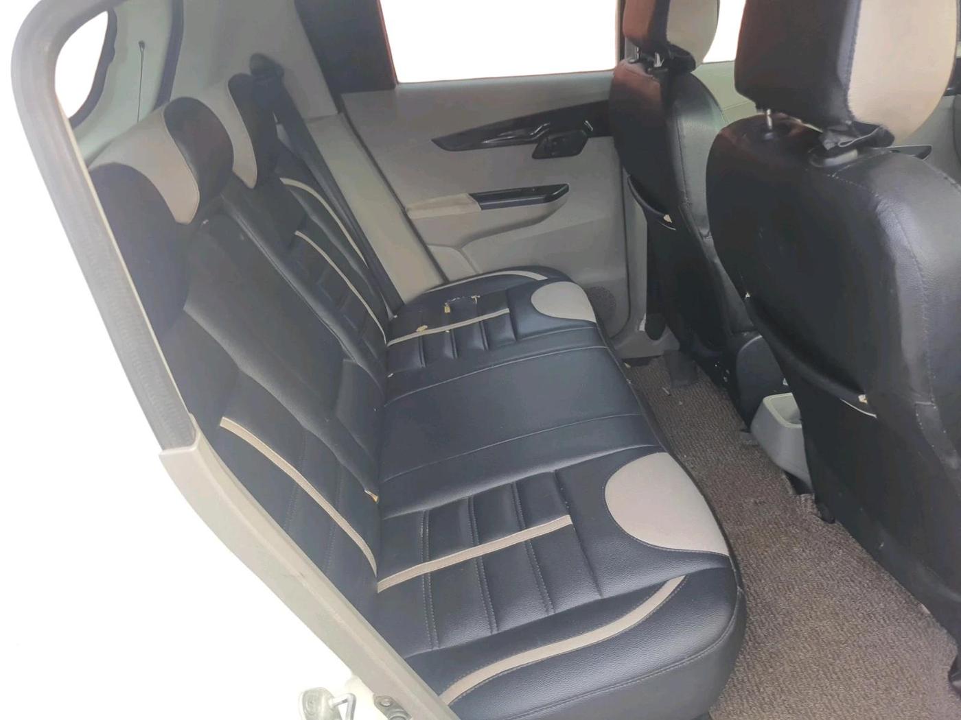 2016 Mahindra Kuv100 K8 D 5 STR, Diesel, Manual, 1,00,498 km, interior