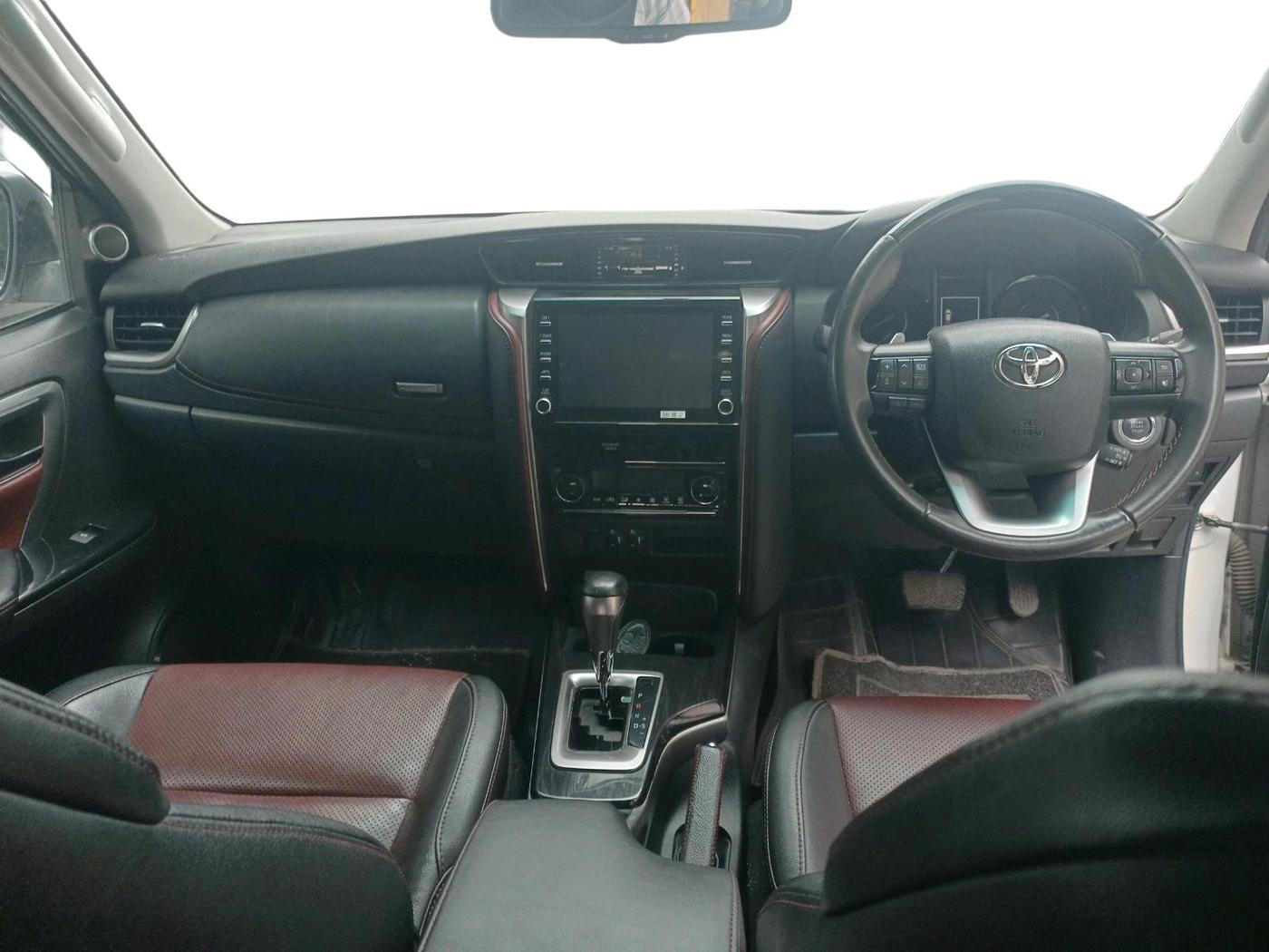 2023 Toyota Fortuner 4X2 AT 2.8 LEGENDER, Diesel, Automatic, 35,494 km, interior