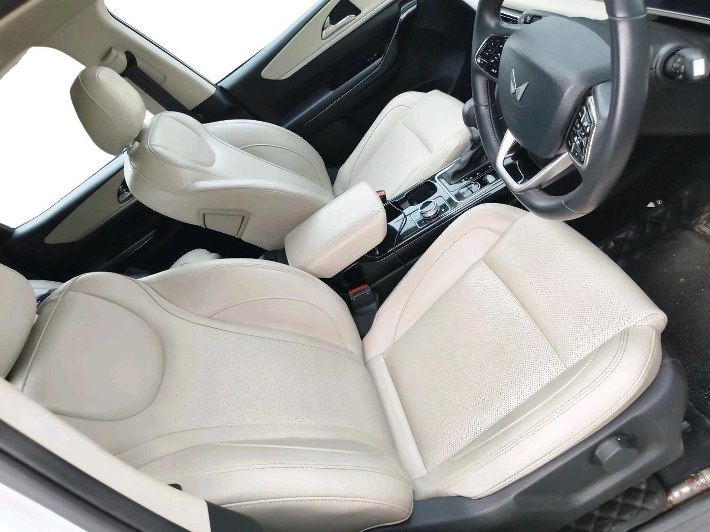 2024 Mahindra XUV700 AX 7 D AT AWD 7 STR, Diesel, Automatic, 38,786 km, interior