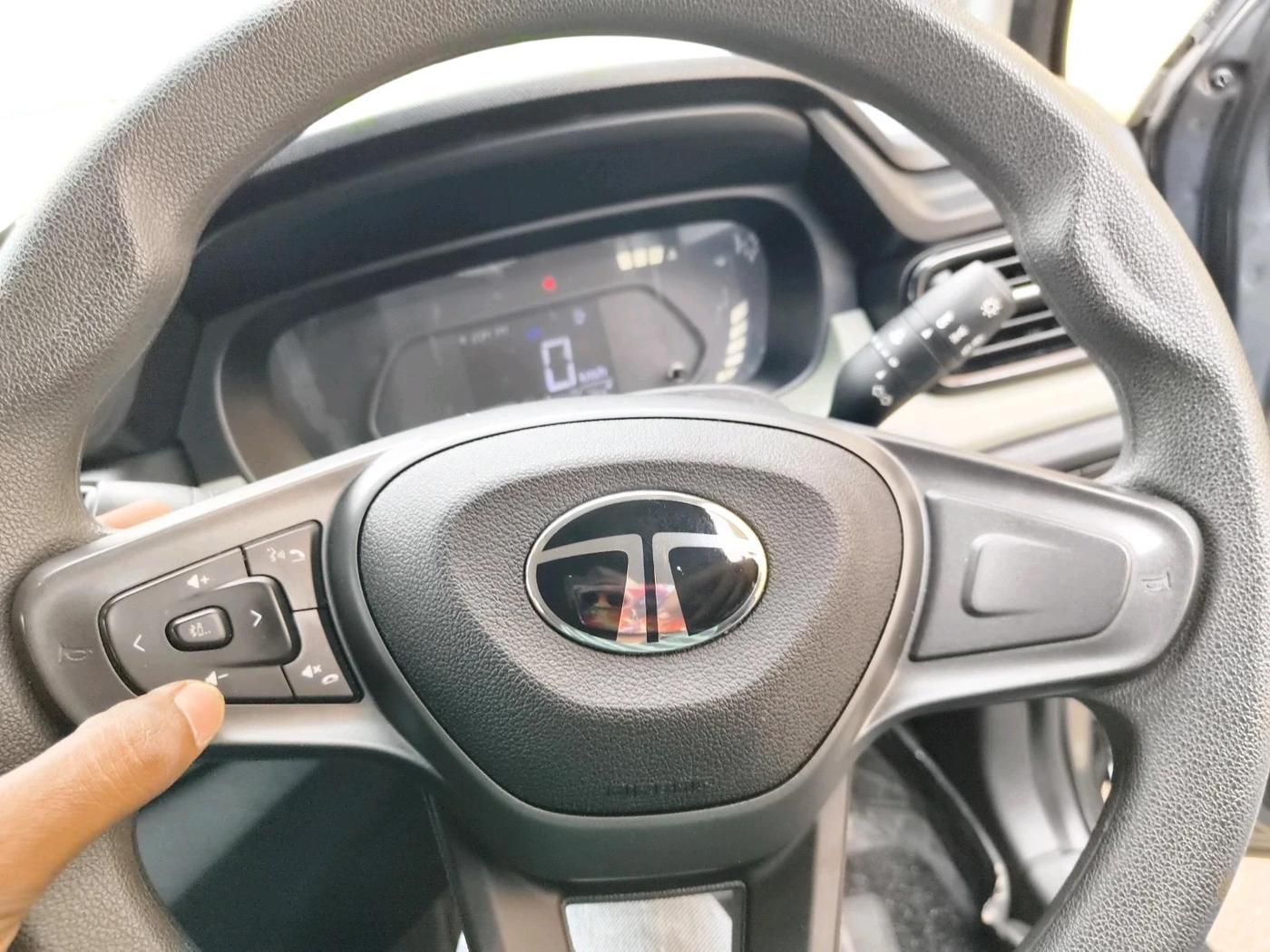 2024 Tata PUNCH ADVENTURE RHYTHM PACK MT, Petrol, Manual, 14,928 km, interior