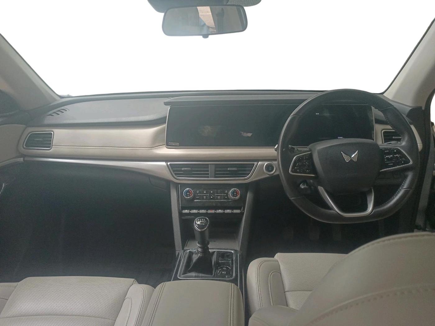 2021 Mahindra XUV700 AX7 Petrol MT 7 STR, Petrol, Manual, 10,444 km, interior