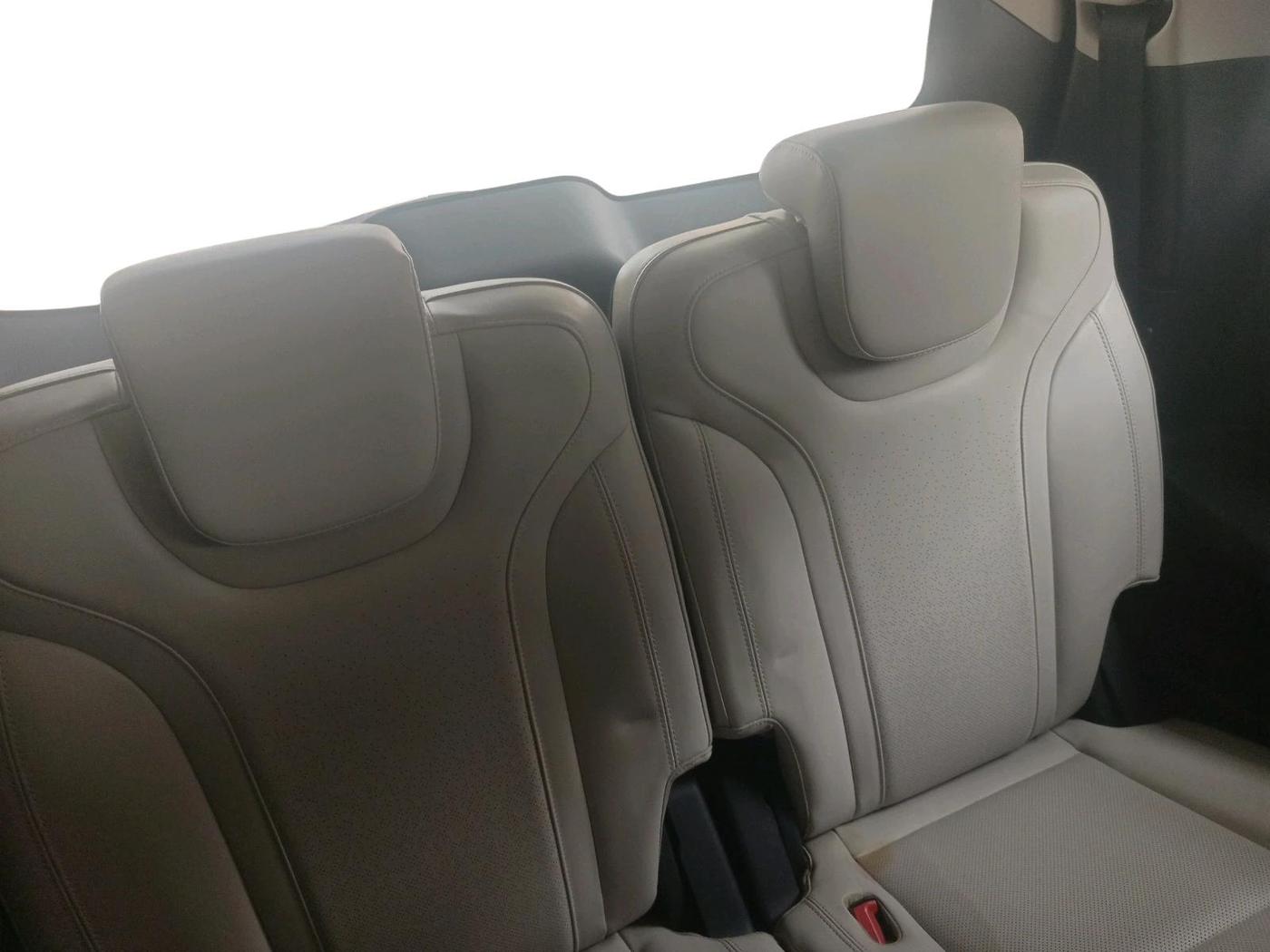 2021 Mahindra XUV700 AX7 Petrol MT 7 STR, Petrol, Manual, 10,444 km, interior