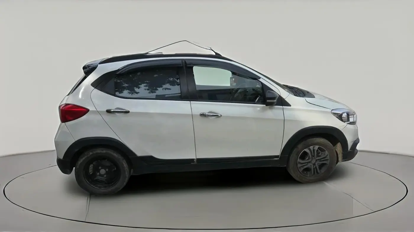 2018 Tata TIAGO NRG PETROL, CNG, Manual, 96,395 km, exterior