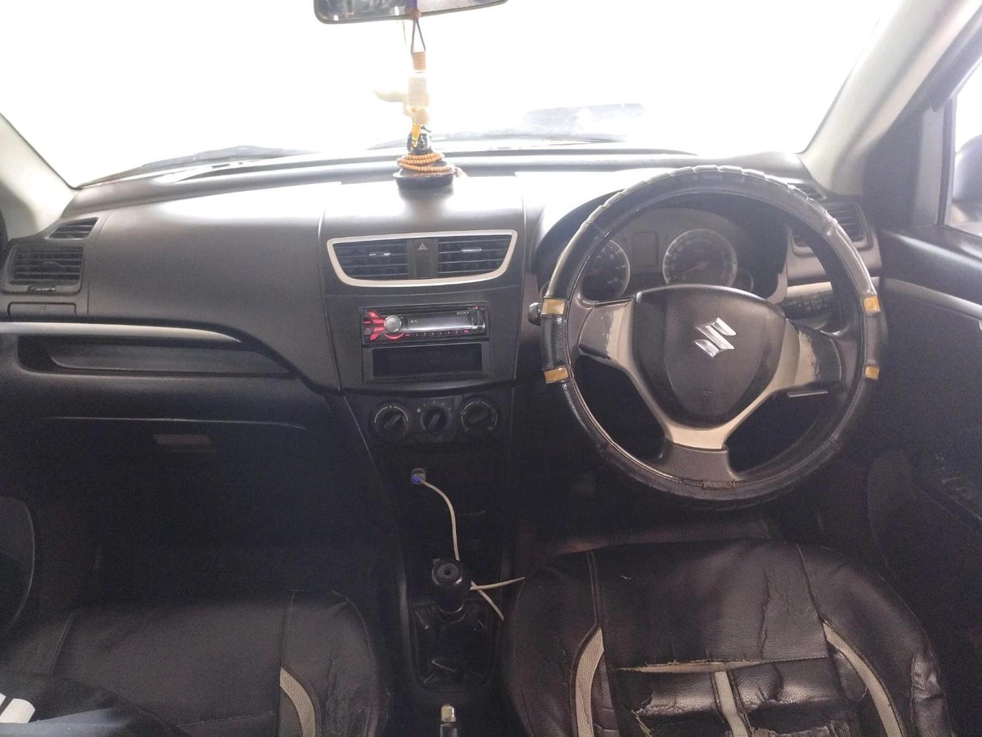 2013 Maruti Swift VXI, CNG, Manual, 1,56,799 km, interior