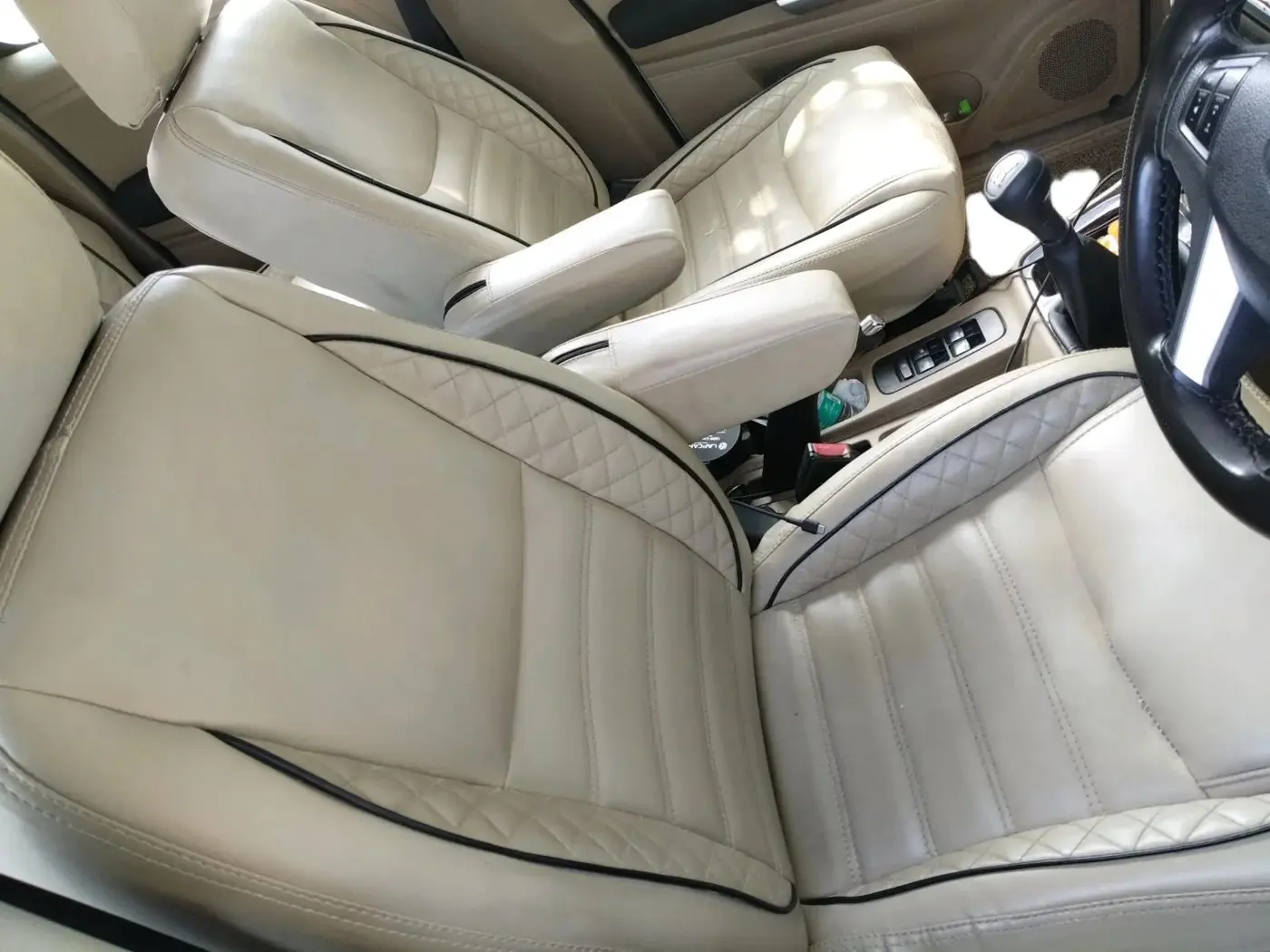 2018 Mahindra TUV300 T10, Diesel, Manual, 98,245 km, interior