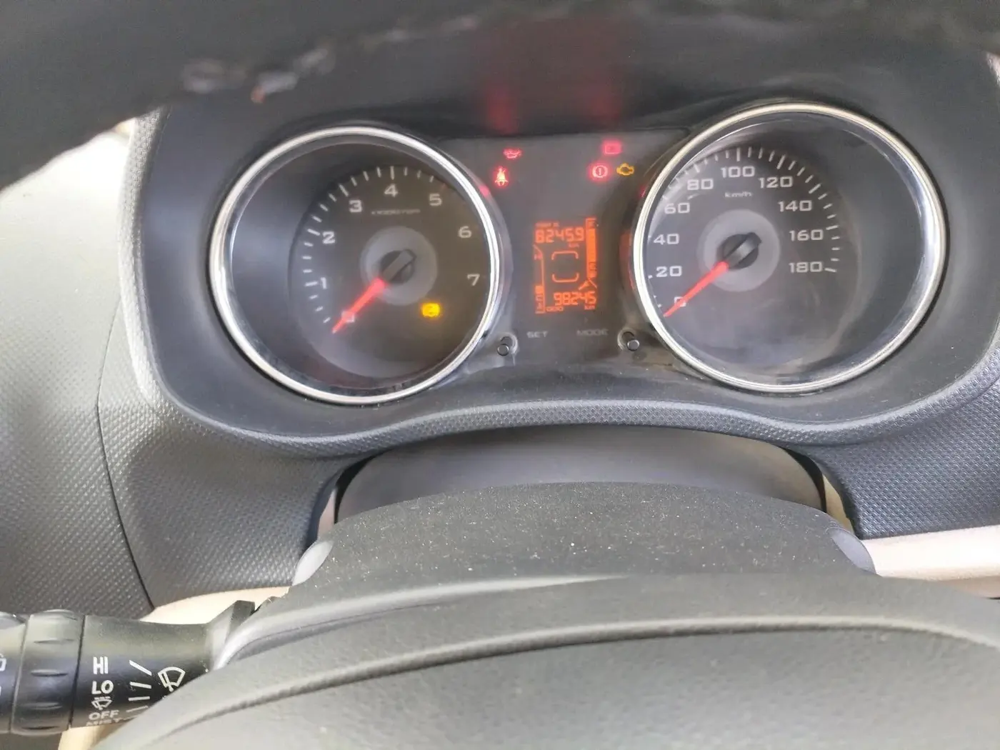 2018 Mahindra TUV300 T10, Diesel, Manual, 98,245 km, interior