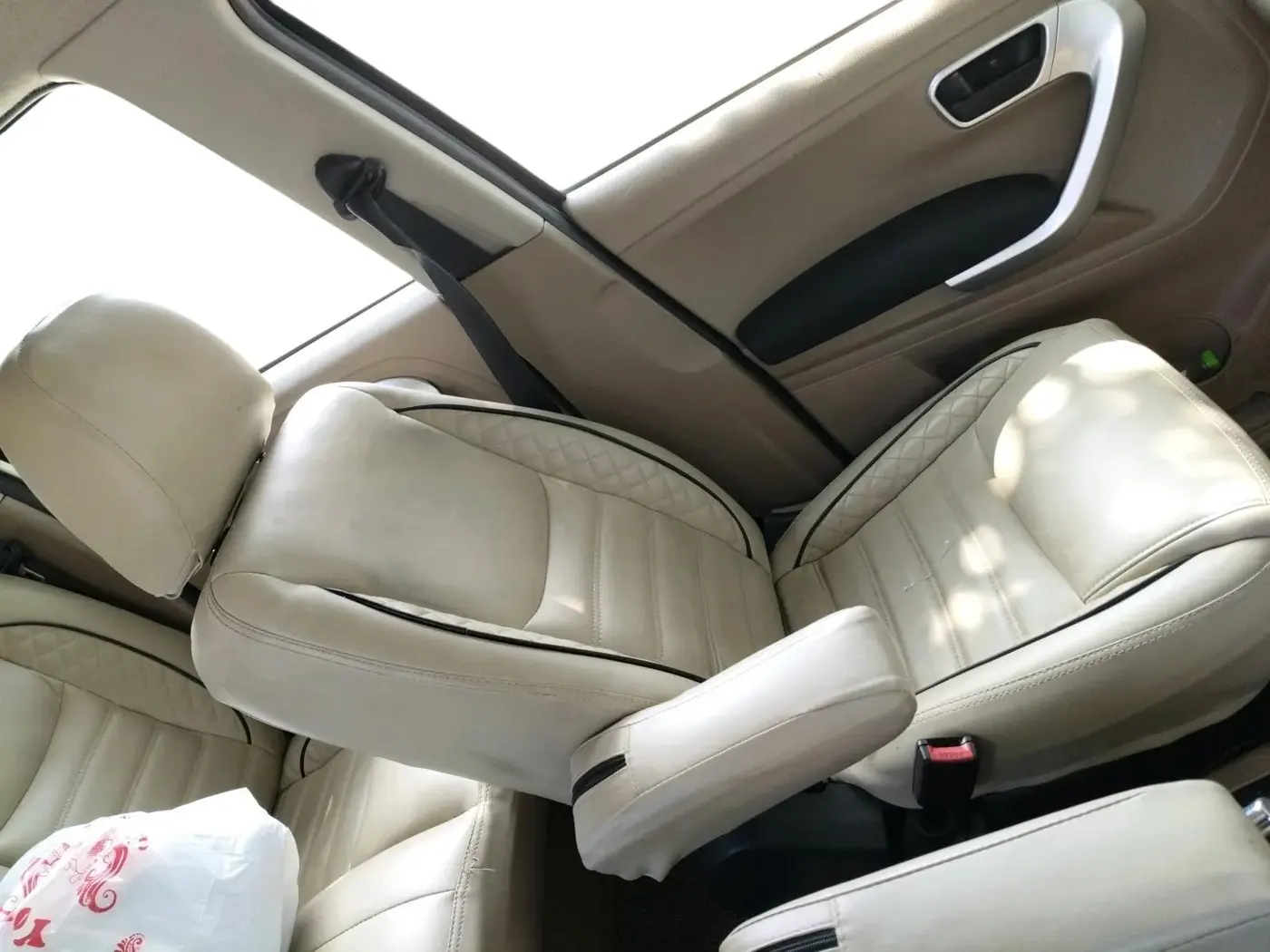 2018 Mahindra TUV300 T10, Diesel, Manual, 98,245 km, interior
