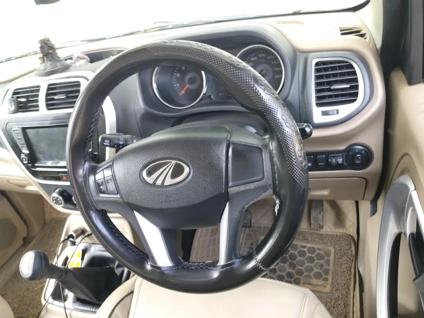 2018 Mahindra TUV300 T10, Diesel, Manual, 98,245 km, interior