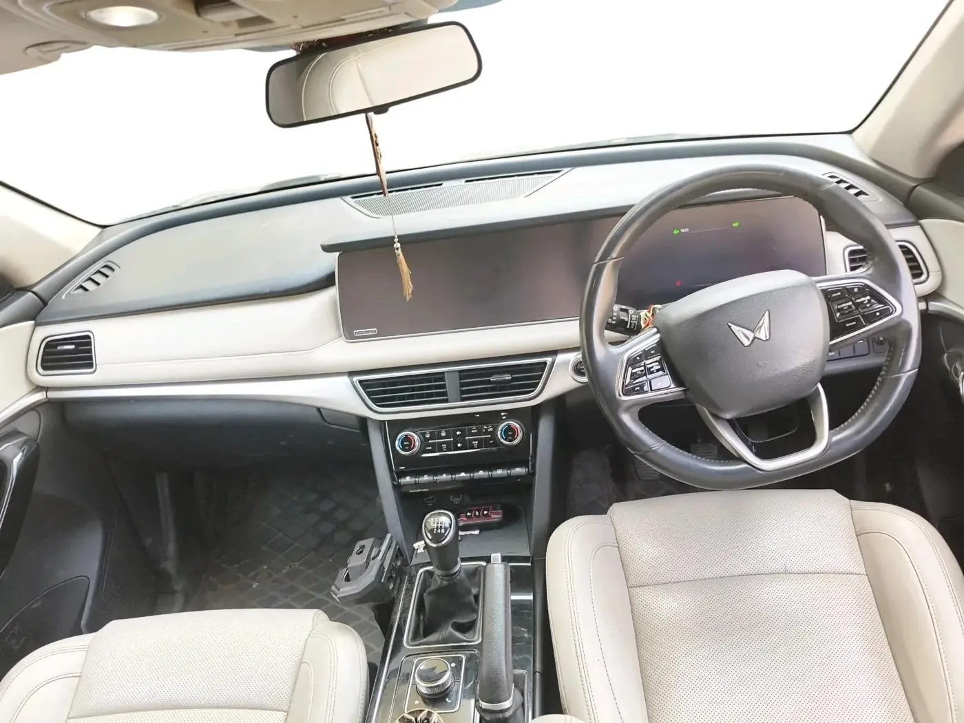 2021 Mahindra XUV700 AX 7 D MT 7 STR, Diesel, Manual, 1,20,443 km, interior
