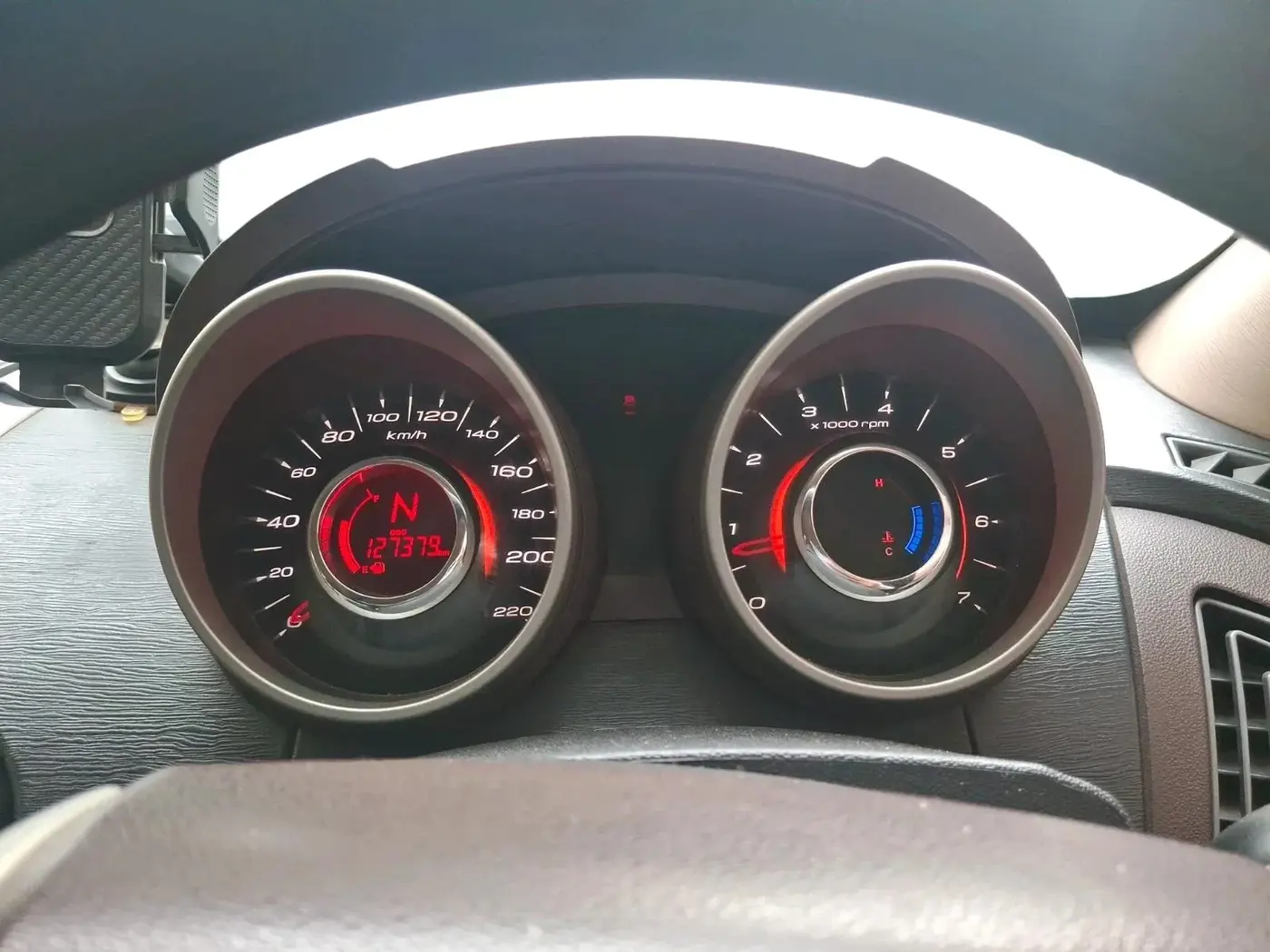 2013 Mahindra XUV500 W6, Diesel, Manual, 1,27,379 km, interior