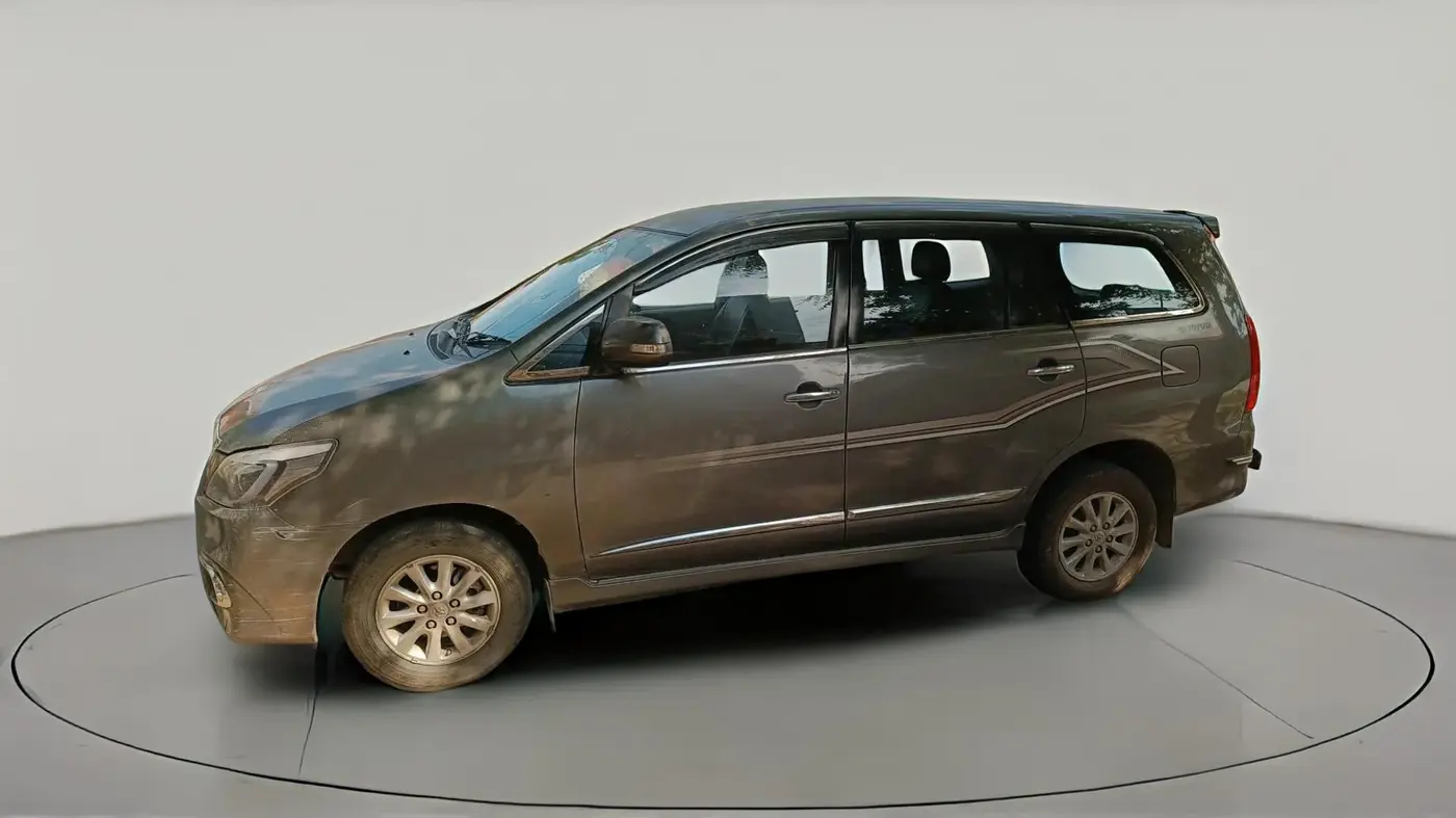 2014 Toyota Innova 2.5 ZX 7 STR, Diesel, Manual, 1,86,601 km, exterior