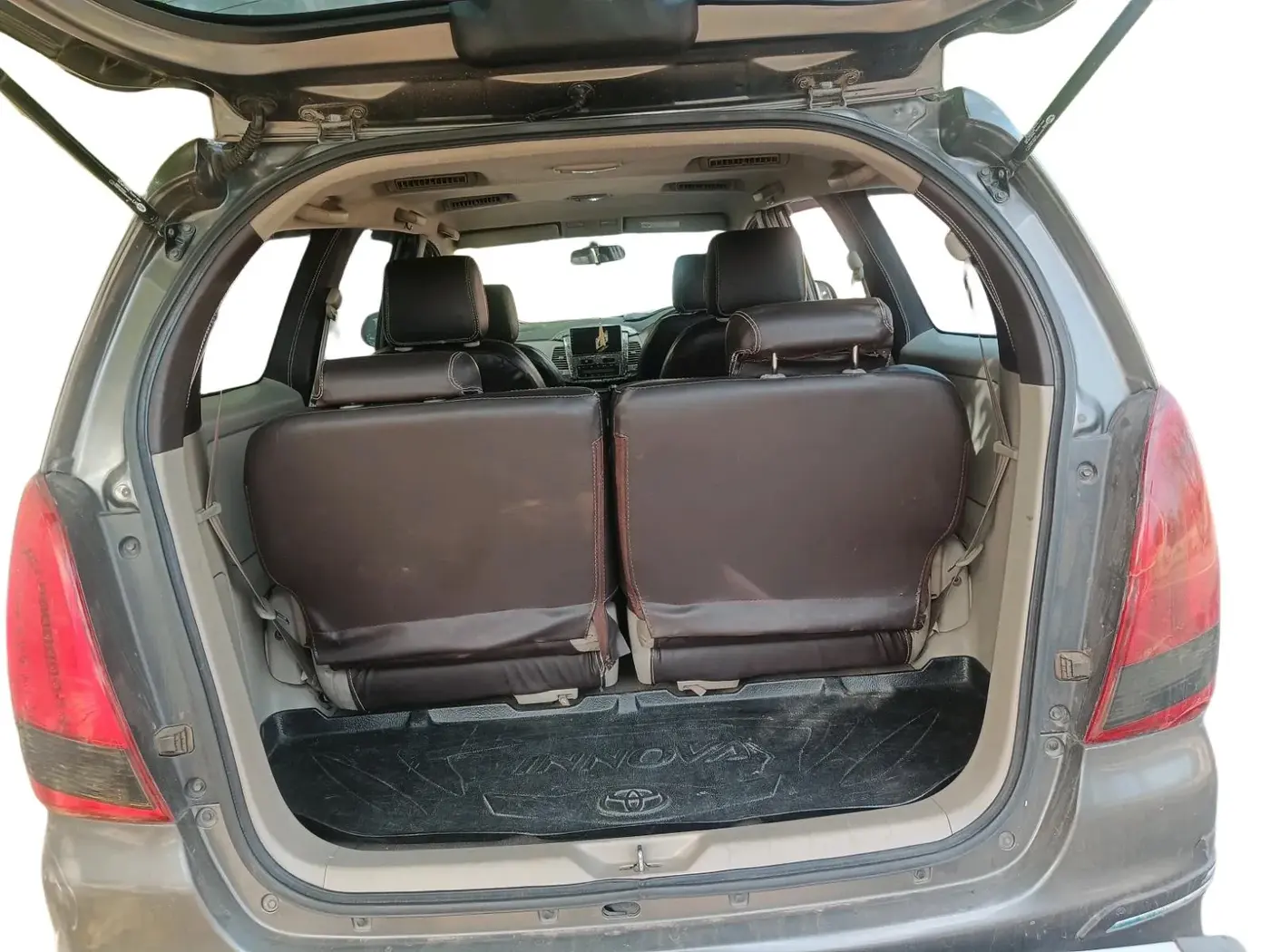 2014 Toyota Innova 2.5 ZX 7 STR, Diesel, Manual, 1,86,601 km, exterior