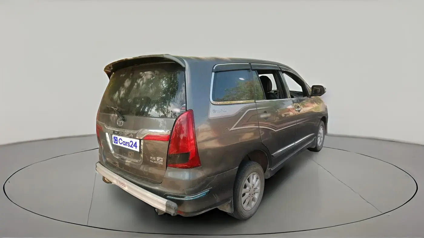 2014 Toyota Innova 2.5 ZX 7 STR, Diesel, Manual, 1,86,601 km, exterior