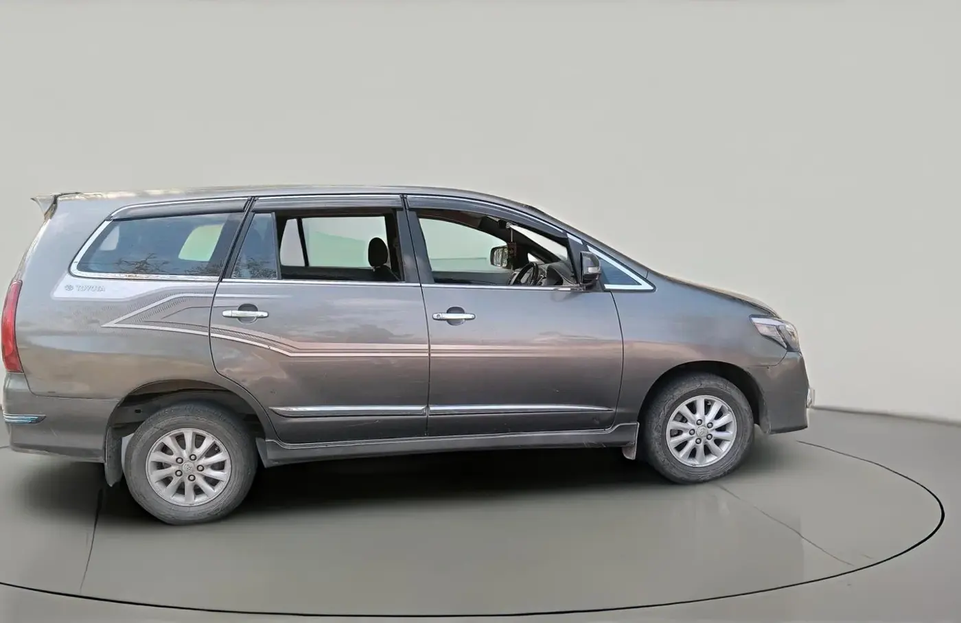 2014 Toyota Innova 2.5 ZX 7 STR, Diesel, Manual, 1,86,601 km, exterior