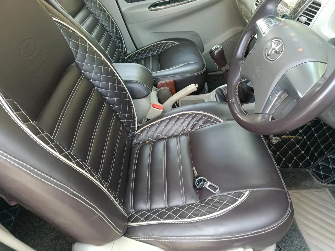 2014 Toyota Innova 2.5 ZX 7 STR, Diesel, Manual, 1,86,601 km, interior