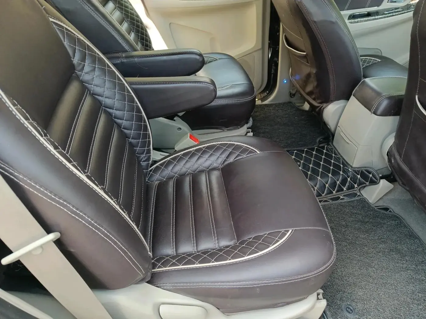 2014 Toyota Innova 2.5 ZX 7 STR, Diesel, Manual, 1,86,601 km, interior