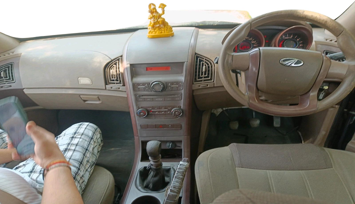 2015 Mahindra XUV500 W4, Diesel, Manual, 1,03,919 km, interior