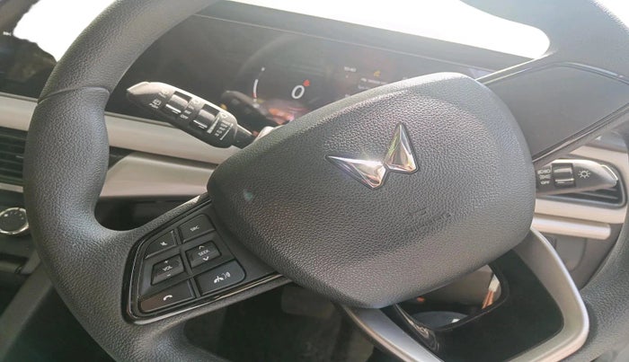 2023 Mahindra XUV700 AX 5 P AT 5 STR, Petrol, Automatic, 25,446 km, interior