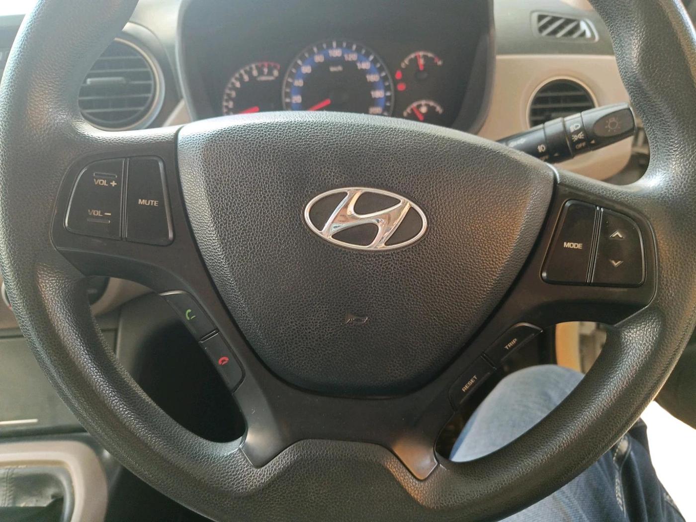 2015 Hyundai Xcent S 1.2, Petrol, Manual, 3,36,355 km, interior