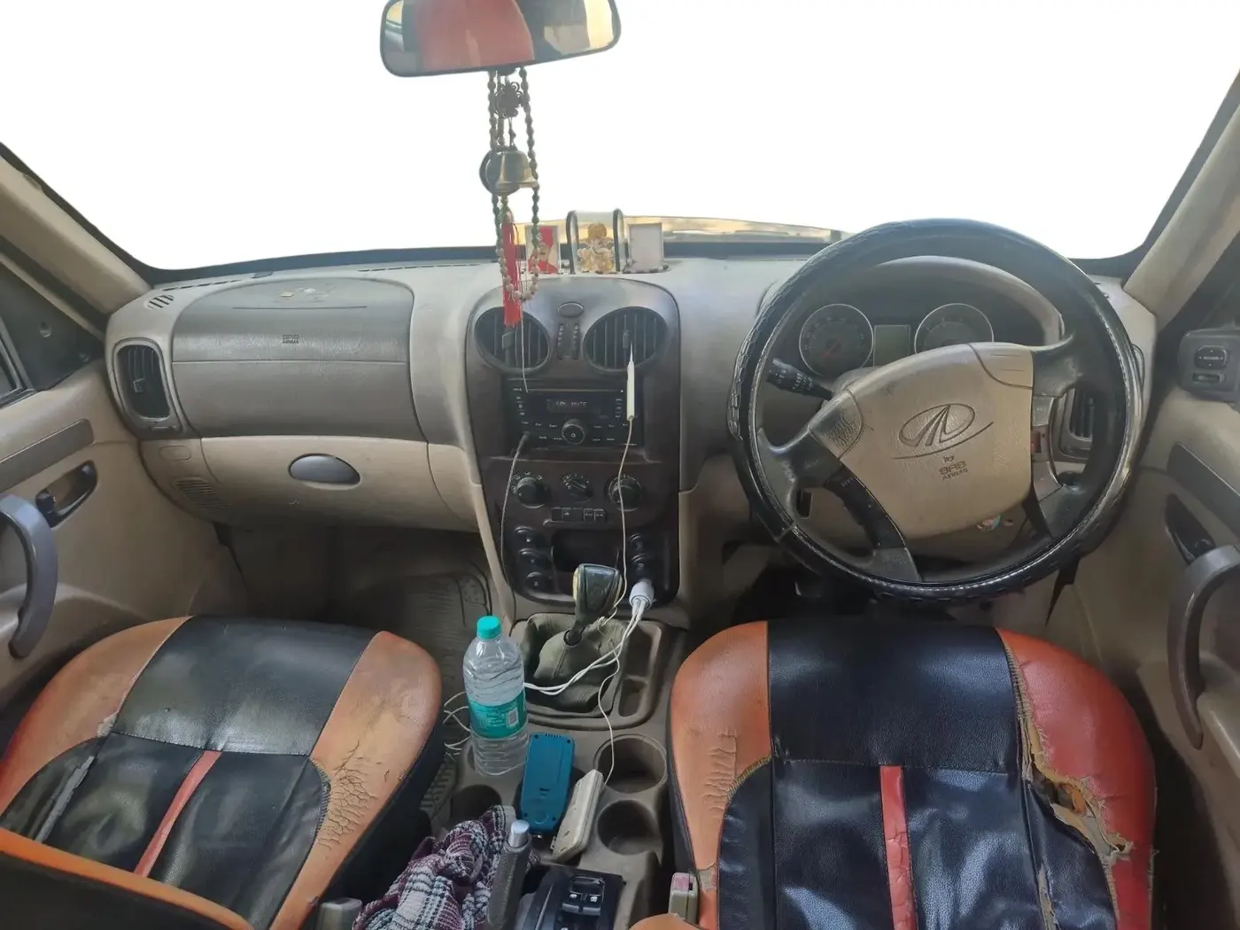 2011 Mahindra Scorpio VLX 2WD AIRBAG, Diesel, Manual, 1,21,651 km, interior