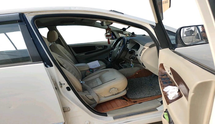 2014 Toyota Innova 2.5 VX 7 STR, Diesel, Manual, 4,26,788 km, interior