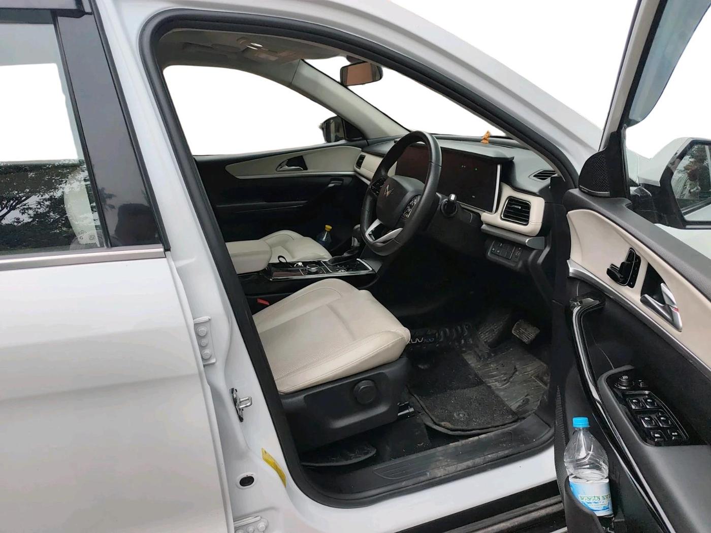 2024 Mahindra XUV700 AX 7 LUXURY P AT 7 STR, Petrol, Automatic, 11,489 km, interior